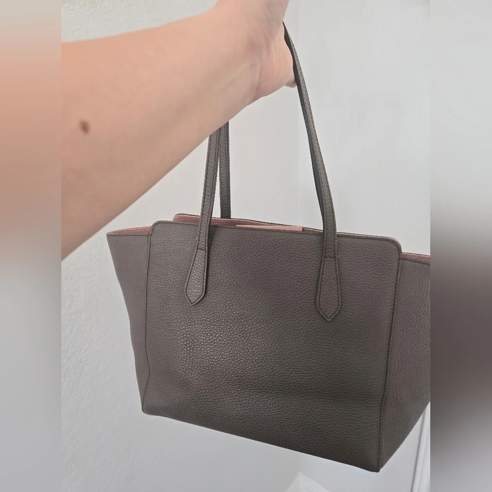 Gucci Leather Swing Tote Bag - Picture 16 of 17